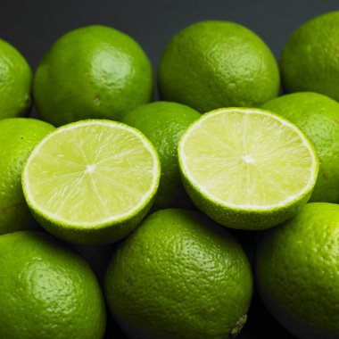 Taze kireç ve dilim, beyaz arka planda izole edilmiş.