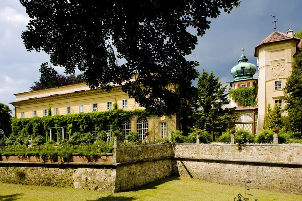 Castelo de Nove Mesto nad Metuji com jardim, República Checa — Fotografia de Stock
