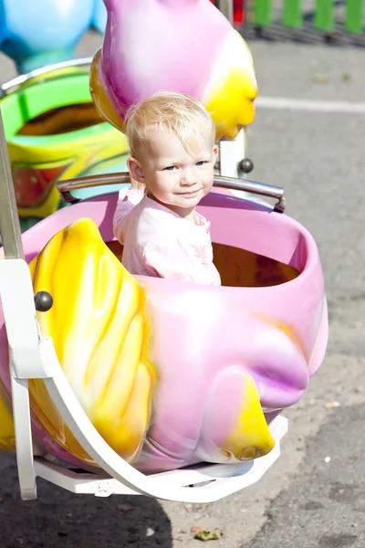 Klein meisje op carrousel — Stockfoto