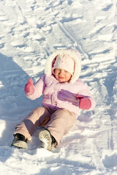Liten jente om vinteren, Orlicke Mountains, Tsjekkia – stockfoto
