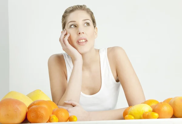 Portret van een jonge vrouw met citrusvruchten — Stockfoto