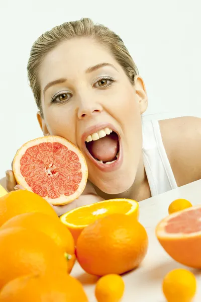 Retrato de mujer joven con cítricos y zumo de naranja —  Fotos de Stock