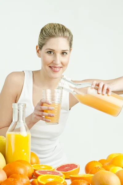 Портрет молодої жінки з цитрусовими та апельсиновим соком — стокове фото