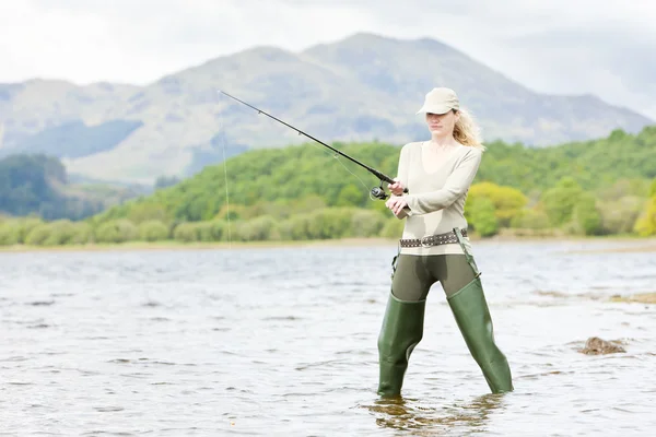 Woman fishing in pond — Stock Photo, Image