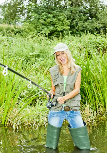 Kobieta łowiąca ryby w stawie — Zdjęcie stockowe