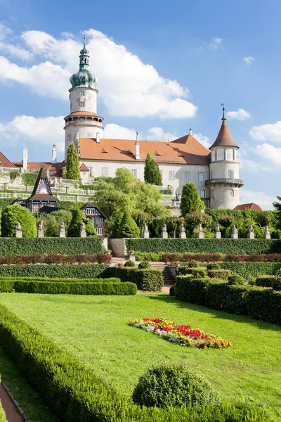Burg von nove mesto nad metuji mit Garten, Tschechische Republik — Stockfoto
