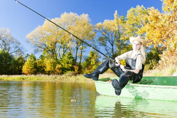 Vrouw vissen in vijver — Stockfoto