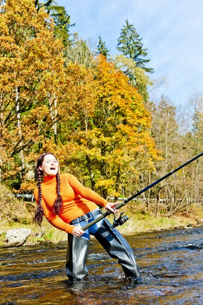 在捷克共和国 otava 河里钓鱼的女人 — 图库照片