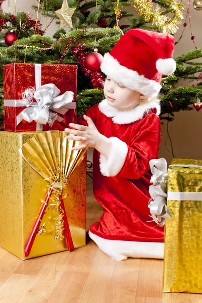 Liten flicka som jultomten med julklapp — Stockfoto