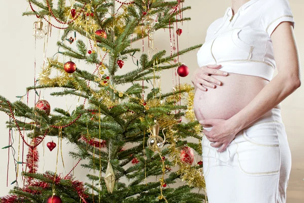 クリスマスに妊娠中の女性 — ストック写真