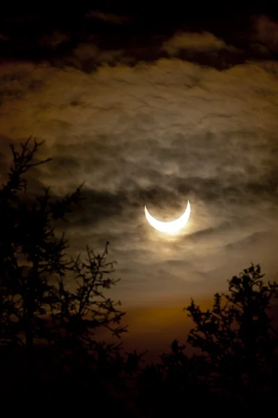 Luna grande y estrellas en un cielo nocturno nublado — Foto de Stock