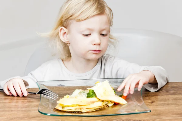 Porträtt av en liten flicka som äter quesadilla — Stockfoto