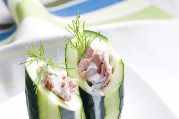 Tonfisk sallad på gurka — Stockfoto