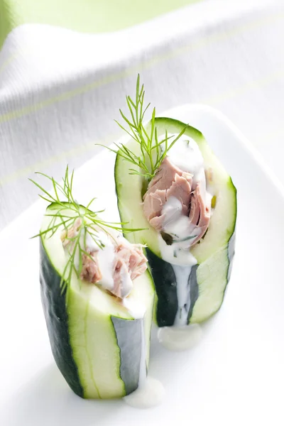 Tonijnsalade in komkommer — Stockfoto