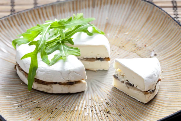 Brie di formaggio ripieno di funghi arrosto — Foto Stock