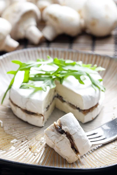 Käsebrie gefüllt mit gebratenen Pilzen — Stockfoto