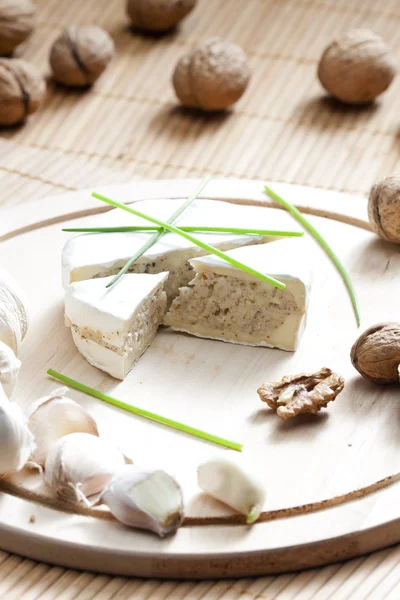 Brie di formaggio ripieno di miscela di formaggio di noci tritate e ga — Foto Stock