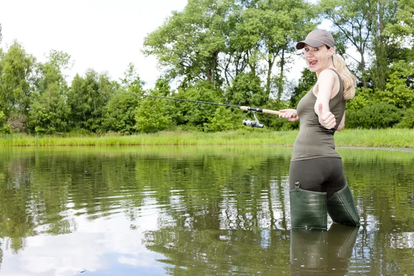 Femme pêche dans l'étang — Photo