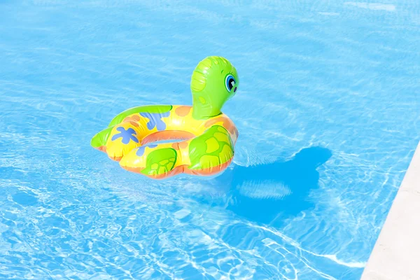 Anel de borracha verde da criança na piscina — Fotografia de Stock