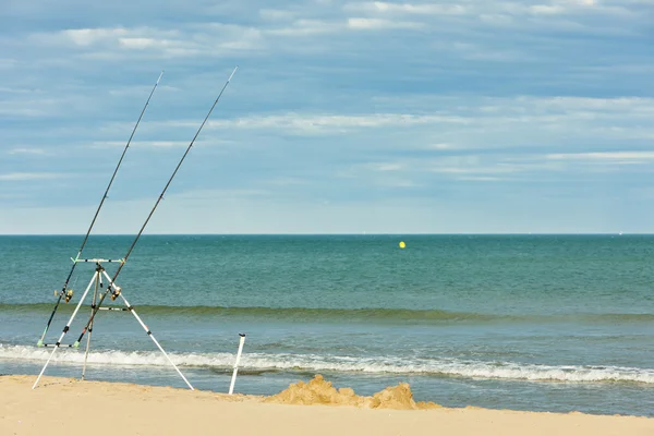 Canne da pesca sulla spiaggia di Narbonne Plage, Languedoc-Roussillo n, Francia — Foto Stock