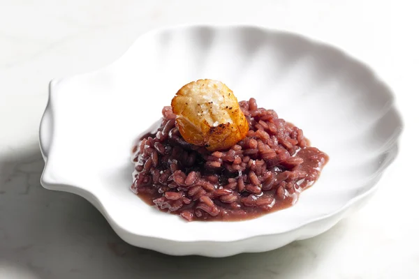 Fried Saint Jacques mollusc on risotto steamed with red wine — Stock Photo, Image