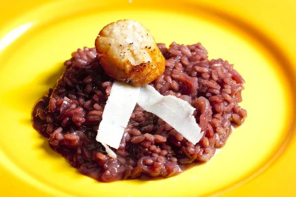 Fried Saint Jacques mollusc on risotto steamed with red wine — Stock Photo, Image