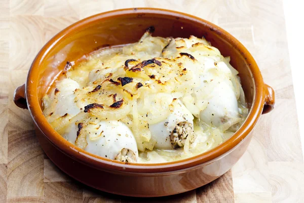 Sepias rellenas de cebada perlada al horno con cebolla — Foto de Stock