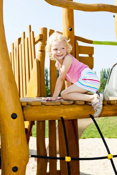 Niña en el patio de recreo — Foto de Stock