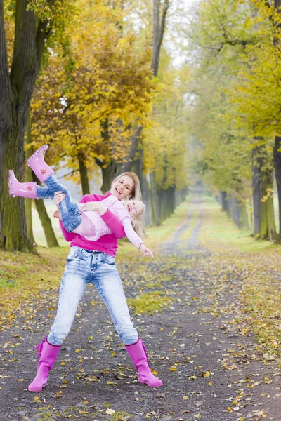 Ibu dengan putrinya di gang musim gugur — Stok Foto