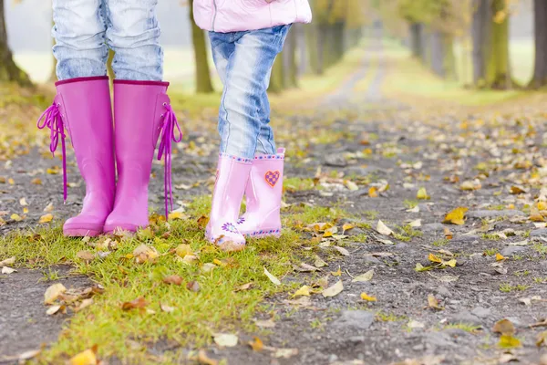 Detail van de moeder en dochter dragen van rubber laarzen — Stockfoto