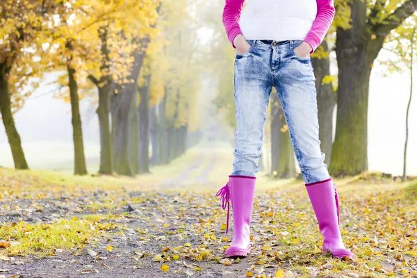 Detalhe da mulher usando botas de borracha — Fotografia de Stock