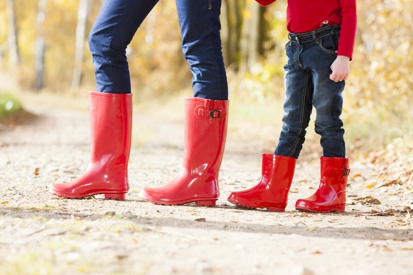 Detalhe de mãe e filha usando botas de borracha — Fotografia de Stock