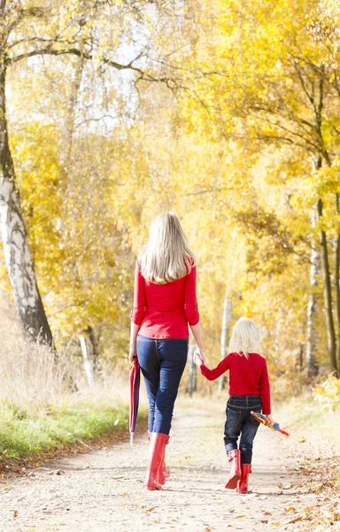 Mother with her daughter in autumnal alley — Stock Photo, Image