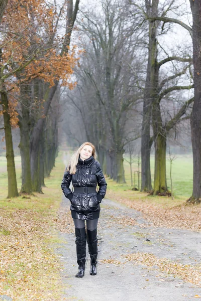 Γυναίκα που φοράει καουτσούκ μπότες σε φθινοπωρινό δρομάκι — Φωτογραφία Αρχείου