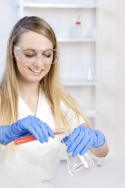 Retrato de mulher jovem em laboratório — Fotografia de Stock