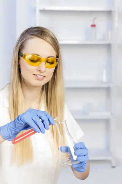 Portrait of young woman in laboratory — Stock Photo, Image