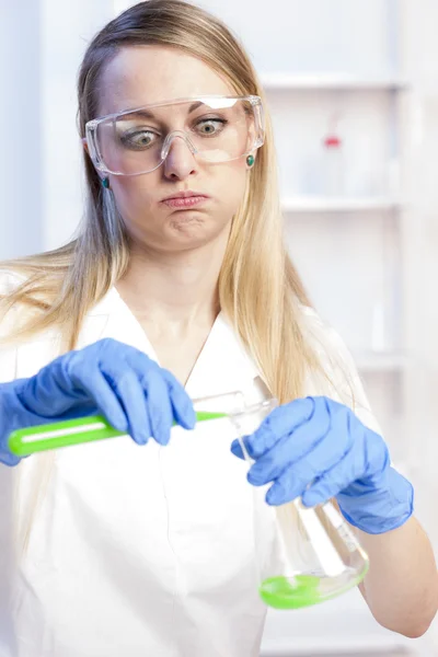 Retrato de mulher jovem em laboratório — Fotografia de Stock