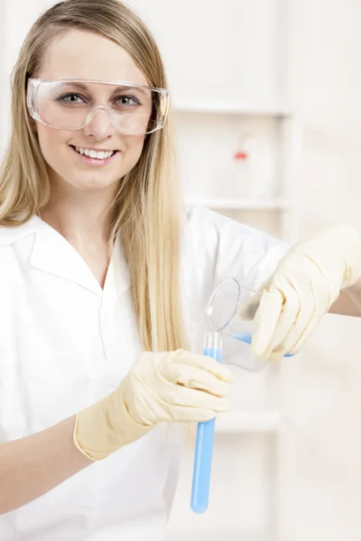 Portret młodej kobiety w laboratorium — Zdjęcie stockowe
