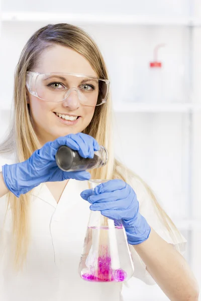 Portret van een jonge vrouw in laboratorium — Stockfoto