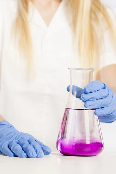 Ritratto di giovane donna in laboratorio — Foto Stock