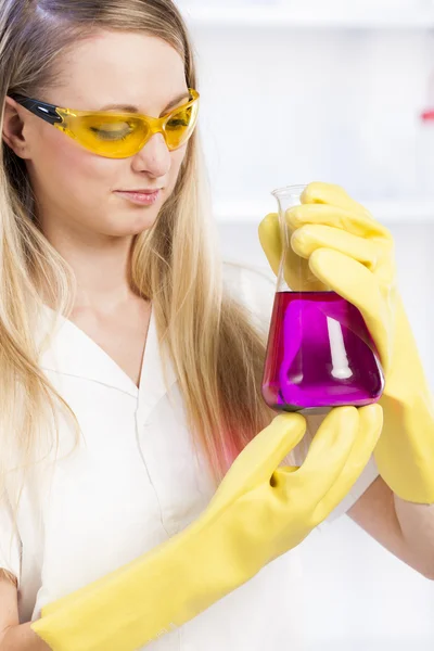 Ritratto di giovane donna in laboratorio — Foto Stock