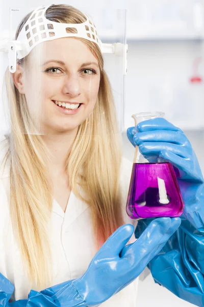 Portret van een jonge vrouw in laboratorium — Stockfoto