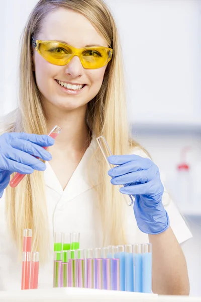 Retrato de mulher jovem em laboratório — Fotografia de Stock