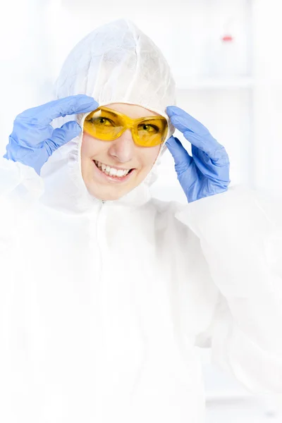 Retrato de mujer joven en laboratorio — Foto de Stock