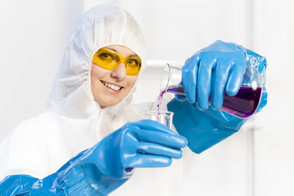 Retrato de mulher jovem em laboratório — Fotografia de Stock