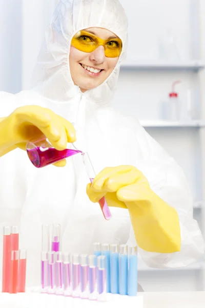 Portret van een jonge vrouw in laboratorium — Stockfoto