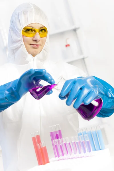 Portret van een jonge vrouw in laboratorium — Stockfoto