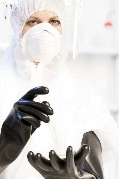 Portret van een jonge vrouw in laboratorium — Stockfoto