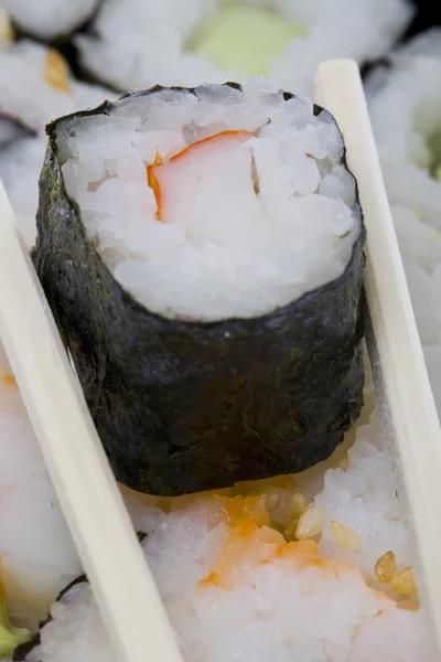 Sushi japonés aislado sobre un fondo blanco —  Fotos de Stock