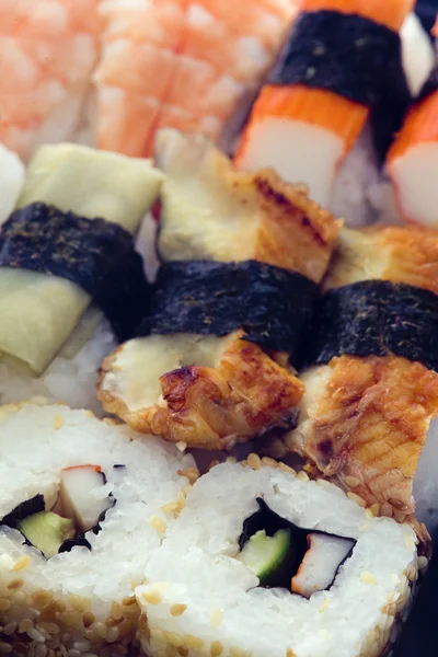 Japanisches Sushi isoliert auf weißem Hintergrund — Stockfoto